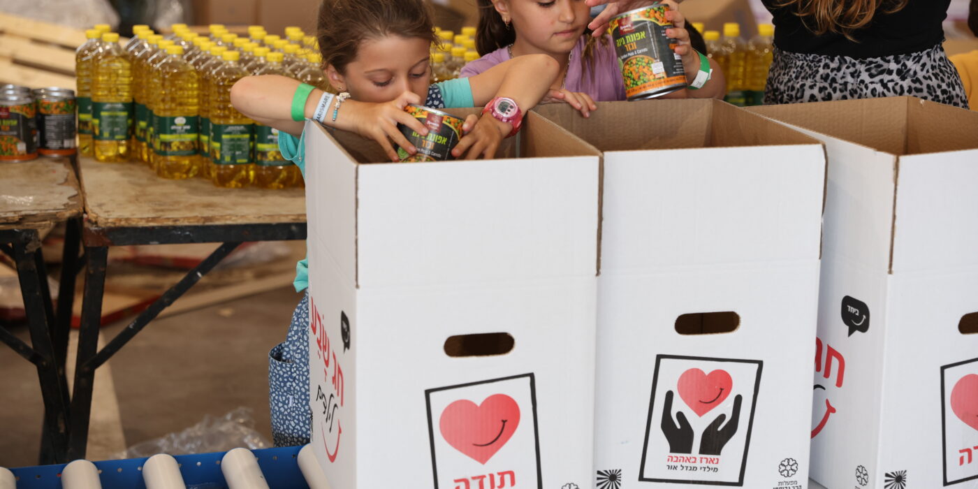 ילדות מכניסות מוצרי מזון לארגז