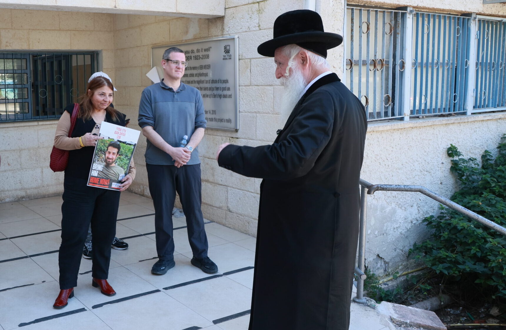 אמו של החטוף עידן שתיוי בביקור אצל הרב