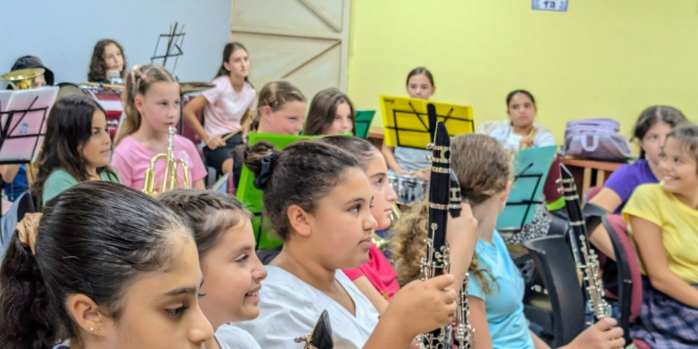 ילדים מנגנים בכלי נשיפה